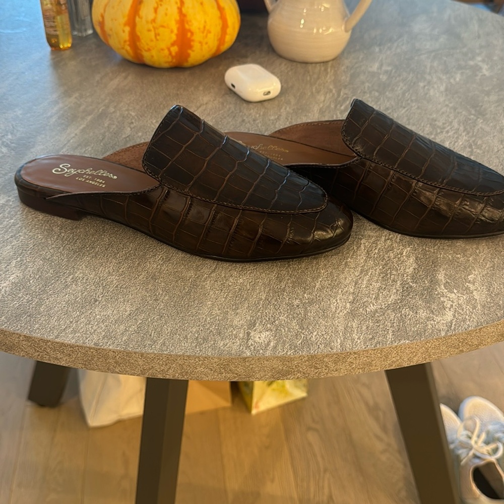 Seychelles brown mules